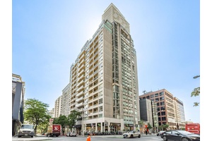 Bright and Spacious 1 1 in the Heart of Midtown !