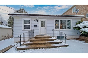 Calling All Builders amp ; Investors, Great Location In Central Richmond Hill, Extra Deep Lot 50 X 181.