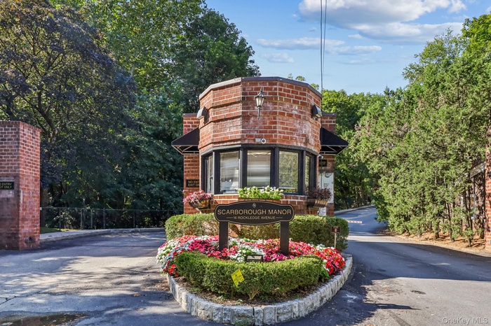 Scarborough Manor Community Entrance
