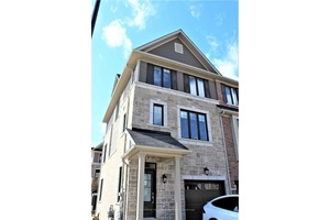 Beautiful well maintained 3 bedroom townhouse in the serene mountain area of Hamilton.