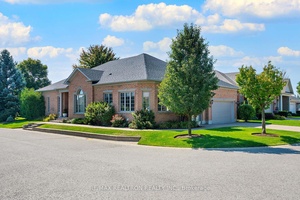 Live in the Amazing Community of Bungalows in Ballantrae Golf Course !