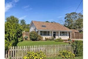 Welcome to 3 Hoover Ct. This expansive three level split offers a versatile layout amp ; comfortable living.