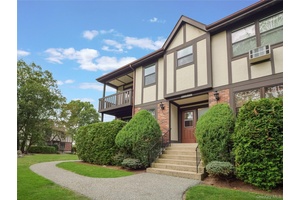 Fantastic 2 bedroom Condo with Garage amp ; Seasonal River Views in Mountainview.