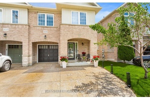 Beautiful Semi Detached Home in a Quiet NeighbourhoodThis stunning 1746 sq.