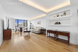 Views views views ! Perched on the 32nd floor, this bright and spacious two bedroom, two bath home offers dramatic river and skyline vistas from every room.