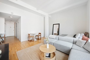 LOFT STUDIO WITH SOARING CEILINGS AND STUNNING SUNLIGHT Enjoy all day sunshine and blue skies in this a bright and airy loft on a high floor in the heart of ...