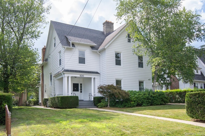View of front with covered porch
