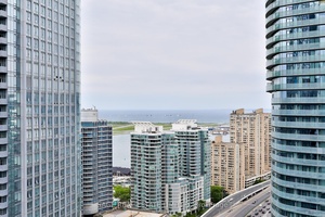 Maple Leaf Square In The Heart Of Downtown Toronto !