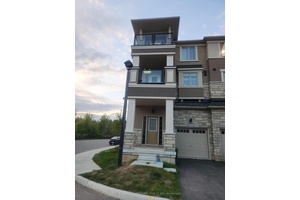 Stunning townhouse located in Prestigious Ancaster.