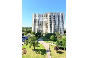 Spacious amp ; Affordable 2 Bedroom Condo in Etobicoke !
