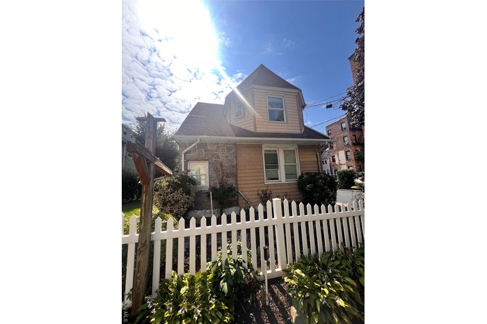 View of front of property featuring a fenced front yard