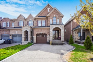 Beautiful 3 Bedroom Corner Townhouse 1900 Sq.