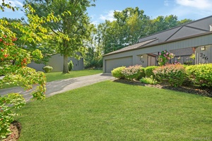 Welcome to this stunning 2 bedroom, 3 bathroom end unit in the Stone Oaks community of Hartsdale.