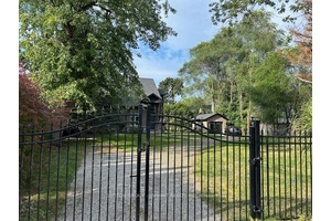 Fantastic Oak Hill neighbourhood, located close to trails, shopping, golf courses and 403.