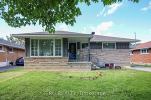Fully renovated 3 bedrooms, 1 bathroom UPPER UNIT in a beautifull 2 unit Bungalow.