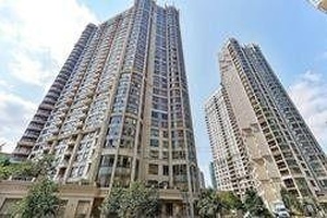 Spacious 2 Bedroom Condo in Central Mississauga.