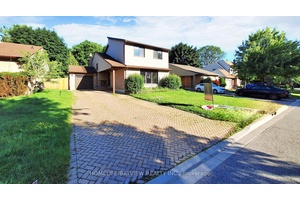 Welcome To This Gorgeous amp ; Beautiful Detached Property Located In The Welcoming And Family Friendly Neighborhood Of Aurora Highland.