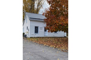 Charming Starter Home Just Off the 401 in Hilton !