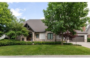 STUNNING EXCLUSIVE GOLF COURSE FAMILY HOME !