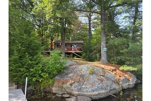 Welcome to your wilderness retreat on Lorimer Lake !