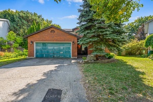 Welcome to 4551 Vintage Court, a beautiful two story home located in a quiet cul de sac on a big fenced lot 38x137 in one of Lincolns most desirable neighbourhoods.