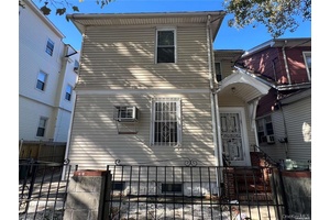 Located Prime Woodside, Close to train, Parks, Bus.