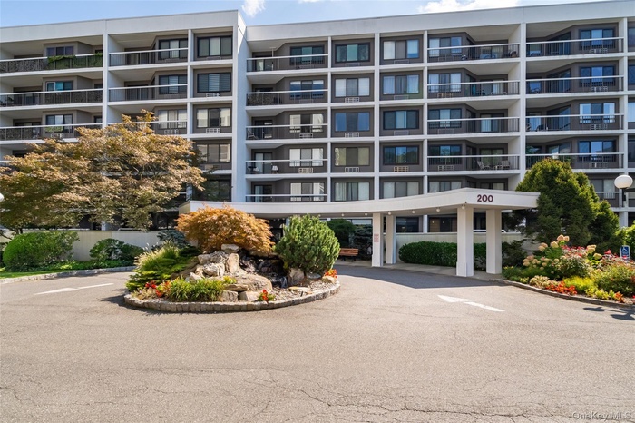 View of apartment building / complex