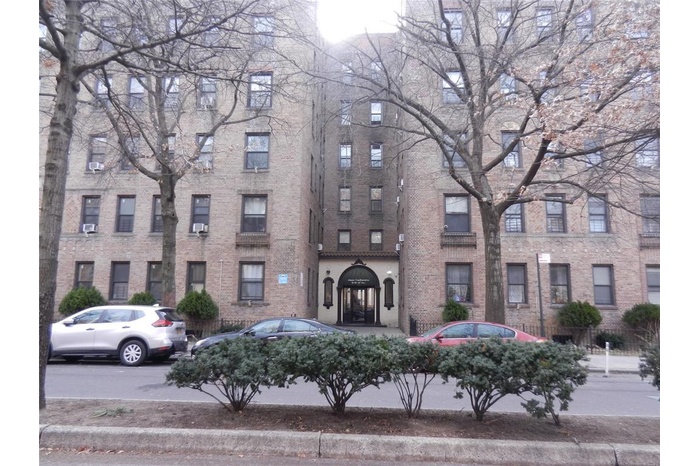 View of apartment building / complex