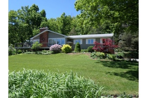 Introducing a magnificent property nestled in the Niagara Escarpment just minutes from city amenities.