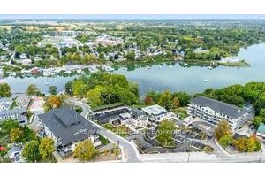 Embrace the ease and elegance of condominium living in this luxury harbourfront community.