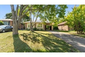 This super cute three level backsplit offers a warm and inviting layout with three bedrooms and two bathrooms, perfect for families or downsizers alike.