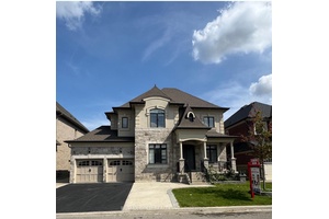 3105 Sq Ft As Per Mpac ! !