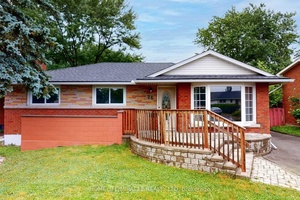 Move in Ready Detached Home Pen Centre Area !