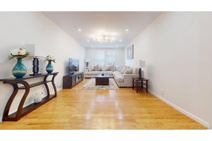 EXCEPTIONAL OVERSIZED 2BR DREAM OPPORTUNITY FOR QUALITY, VALUE and PRIME LOCATION 1100sqft of Pristine Beauty and Luxurious Renovations in Prime Forest Hills EXCITING APARTMENT FEATURES BOUTIQUE LIVING Sunbathed Apartment with ...