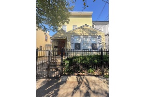 Welcome to this great condition 2 family in the heart of Corona.