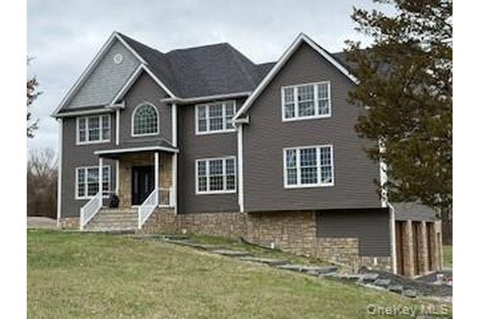 View of front facade featuring a front lawn