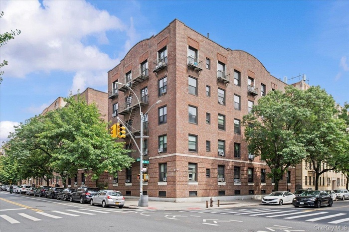 View of apartment building / complex