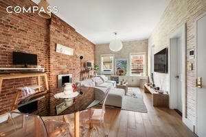 Chic Top Floor One Bedroom in Historic Chelsea Townhouse Located on a picturesque tree lined street in the heart of Chelsea, this sun drenched, fully renovated top floor one bedroom ...