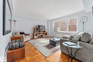 Sunny, Quiet amp ; Spacious Full Service 1 BR Bathed in east morning light, this gracious and quiet one bedroom home offers a sizable, square living room and separate dining ...