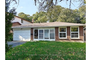 Stunning detached property in North York perfect for a family home or an investment property that is only 950M away from the Seneca Polytechnic Newnham Campus, or 6 houses away ...