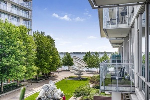 Your dream waterfront condo awaits you !