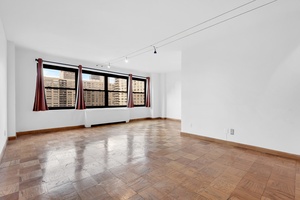 Welcome to this spacious alcove studio in the heart of Lincoln Towers, offering incredible light, tranquility, and sweeping views over the beautifully landscaped private gardens.