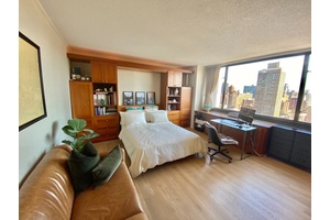 Perched high above the city, this inviting Park Avenue studio offers a perfect blend of charm and functionality.
