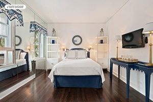 Elegant Move In Ready Studio Perfect for Full Time Living or a Sophisticated Pied à Terre This beautifully renovated studio apartment at 203 East 72 Street, known as Bayard House ...