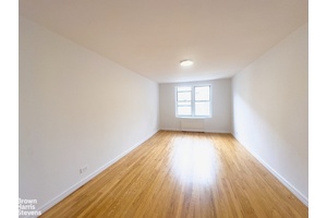 SPONSOR UNIT NO BOARD APPROVAL OR FINANCING RESTRICTIONS Fully renovated 1 bed 1 bath in prime Hudson Heights location.