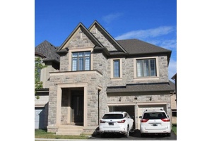 Bright And Spacious 4 Bed, 4 bath with double garage House At A Central And Very Convenient Location in Fernbrook's Seven Oaks Community.