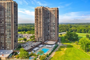 Imagine Country Club Living Close to Manhattan !
