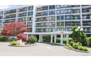 Accepted Offer 9 7 25 Fabulous private panoramic views of Central Avenue from every room in this sun drenched, southeast facing unit offering a bright and breezy atmosphere.