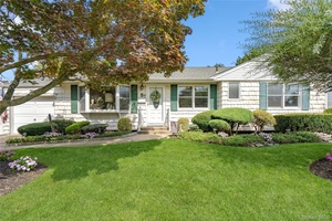 Sprawling Ranch in Plainedge Schools !