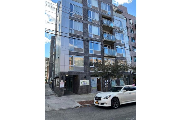 View of apartment building / complex